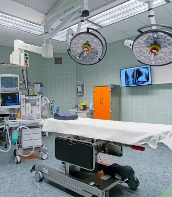 OP Saal- Krankenhaus Ehringshausen mit OP Mikroskop und modernes Licht-System (Photo Hieronymi)
